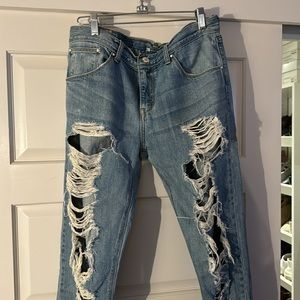 Levi’s Boyfriend Skinny Jeans super distressed and lightweight!